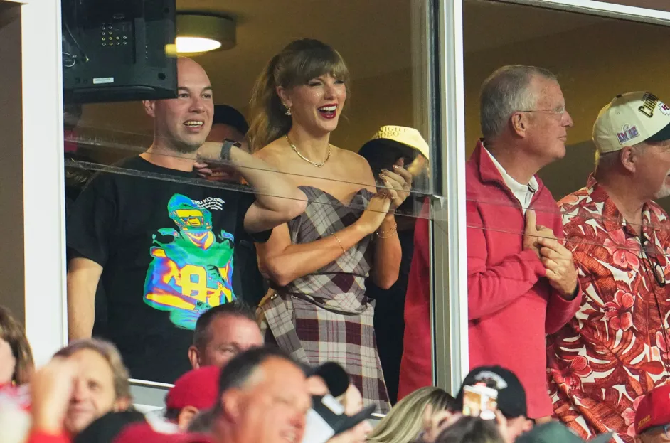 Joe Buck’s Family Warns Him Not to Joke About Taylor Swift & Travis Kelce on Air